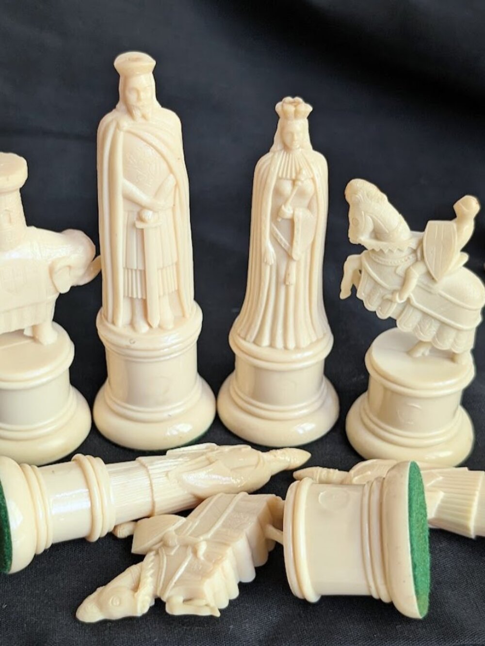 Kingsway Florentine Medieval Chess Set 1970s Molded Medieval Pedestal Complete